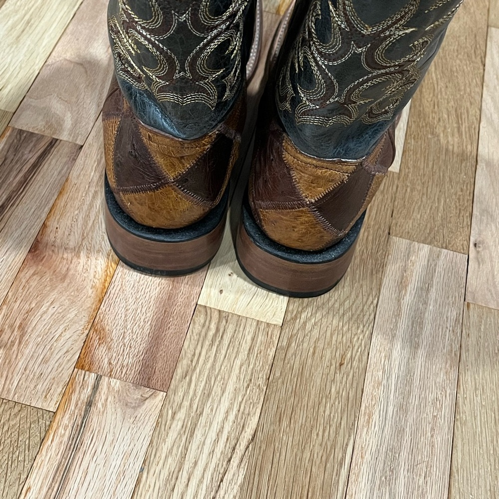 Stylish White Cowboy Boots with Black Details - Picture 4 of 7